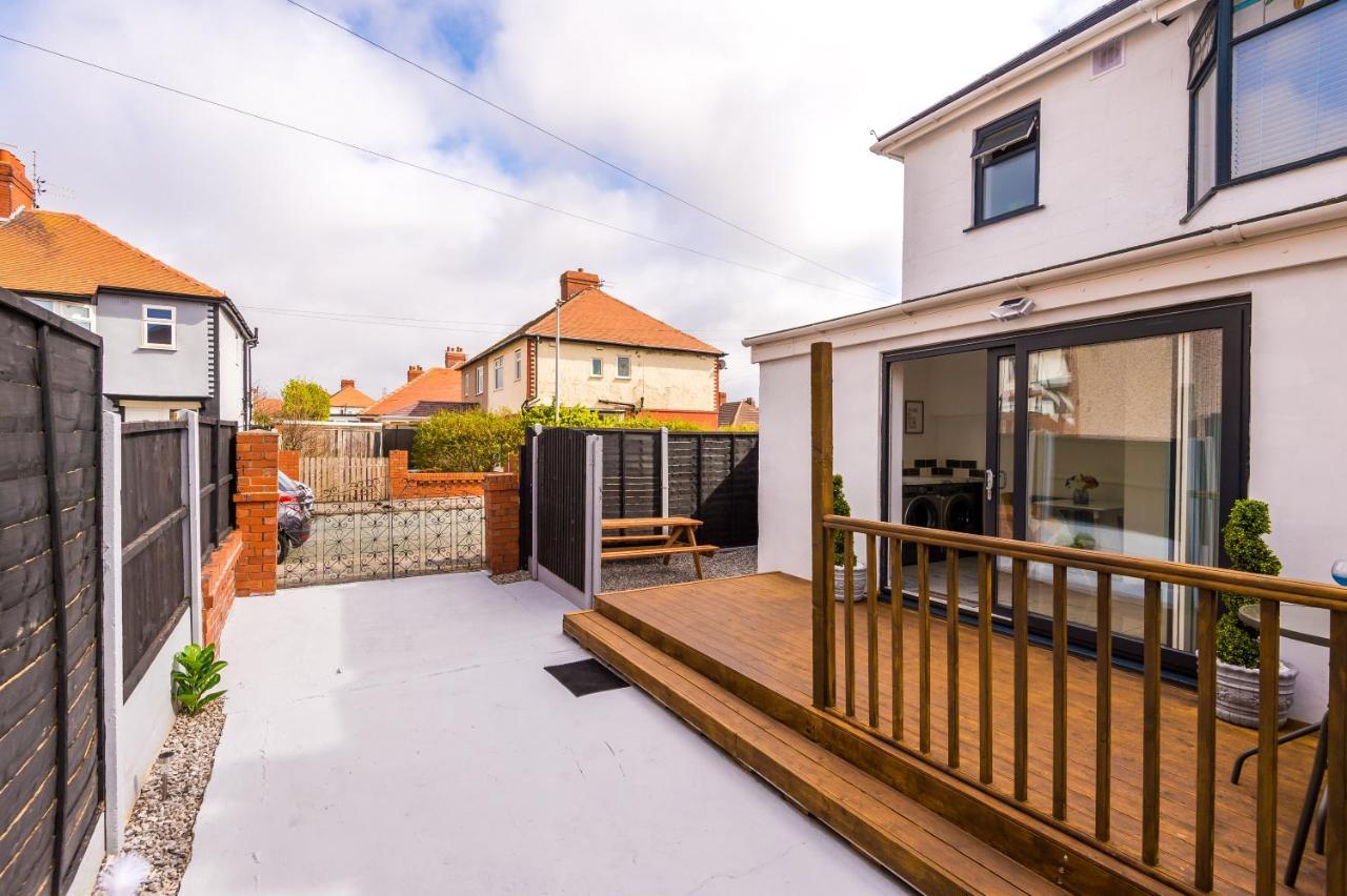Only Family Groups - Pets Stay For Free - Sleeps 8 - Sofabed Blackpool Dış mekan fotoğraf
