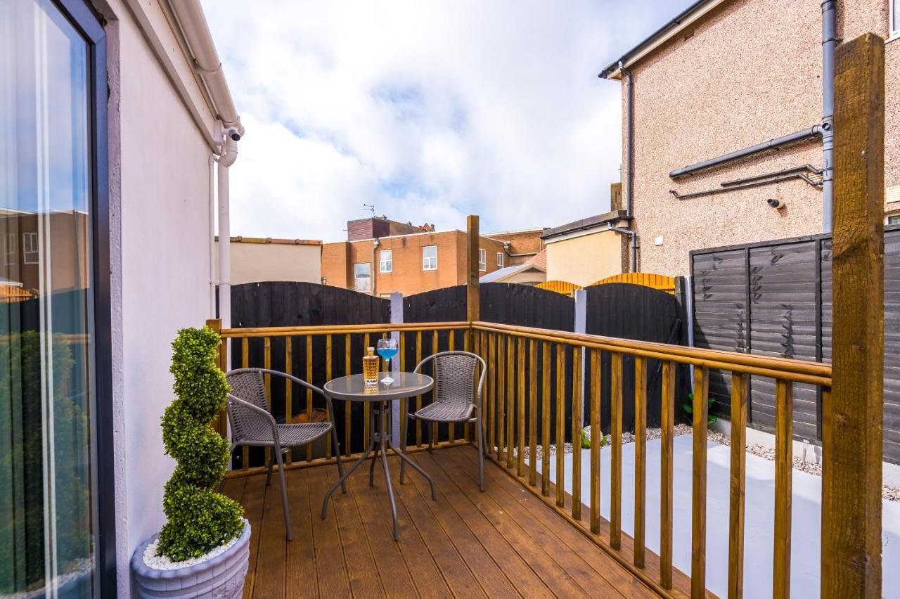 Only Family Groups - Pets Stay For Free - Sleeps 8 - Sofabed Blackpool Dış mekan fotoğraf